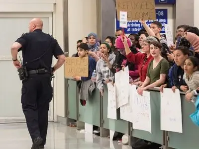 US judge blocks Trump's order to ban Muslim travellers