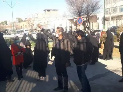 تجمع دوباره آموزشیاران نهضت سوادآموزی مقابل مجلس/ رضایت ۶ هزار آموزشیار نهضتی را جلب کنید