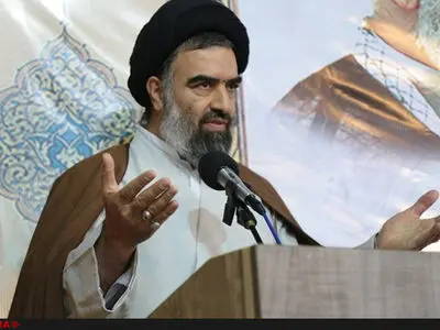 سطح ائمه‌جمعه پایین آمده/ نمازهای جمعه بیش از حد سیاسی شده است