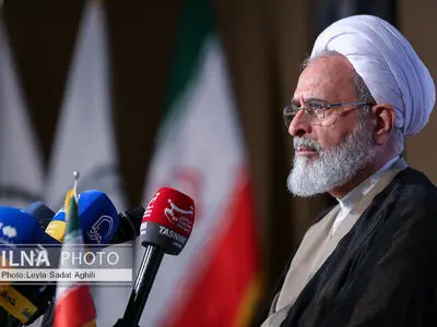 نباید فریب وعده‌های دروغین دشمن را خورد