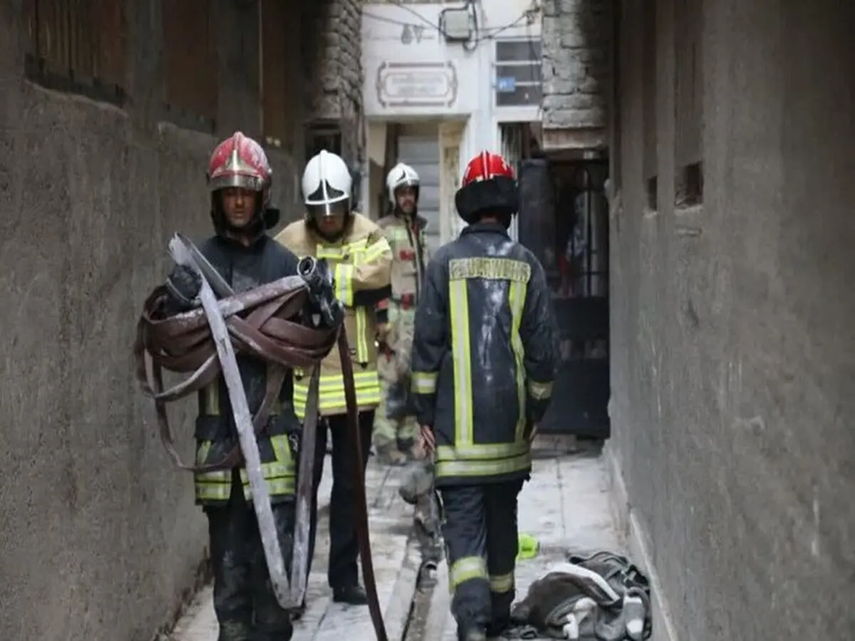 وقوع حادثه آتش‌سوزی در یک واحد مسکونی خیابان عبدالمطلب شهر مشهد / 11 نفر نجات یافتند