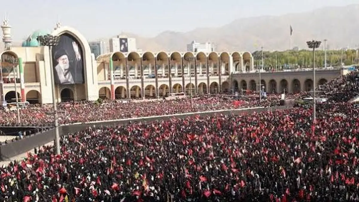 قابی از لحظه آغاز اقامه نماز بر پیکر رهبر شهید انقلاب+ عکس