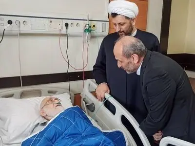 عیادت رئیس رسانه ملی از آیت‌الله نوری همدانی
