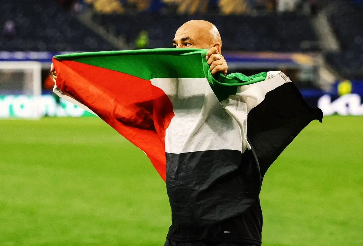 حسام حسن پس از صعود مصر پرچم فلسطین را به اهتزاز درآورد