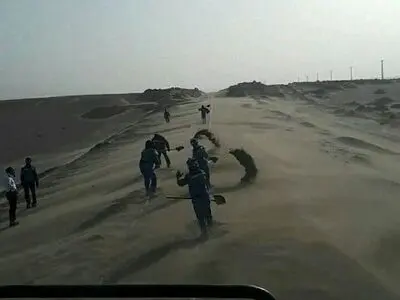 نارضایتی کارگران ماسه روب راه آهن زاهدان: آه در بساط نداریم!