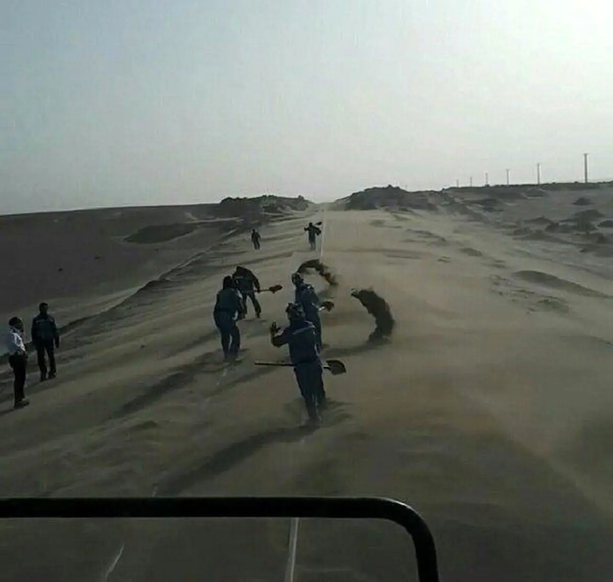 نارضایتی کارگران ماسه روب راه آهن زاهدان: آه در بساط نداریم!