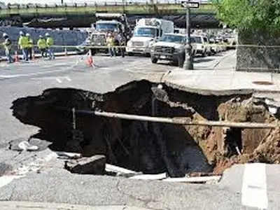 تصاویری از حادثه فرونشست زمین در بندرعباس