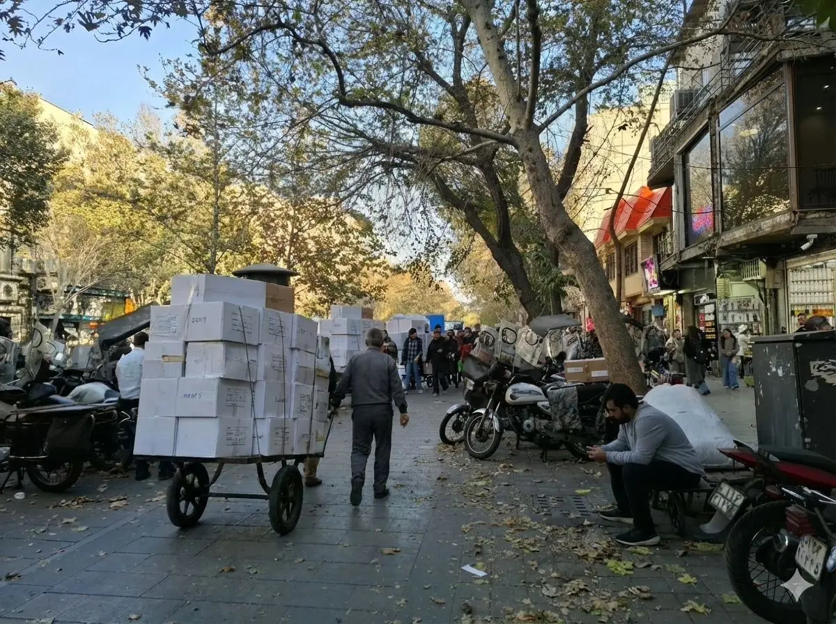 بار سنگین بر دوش نوجوان ۱۶ساله و پیرمرد ۷۰ ساله/ اینجا «چرخ‌های ۲۰ میلیونی» بیشتر از «انسان‌ها» ارزش دارند!