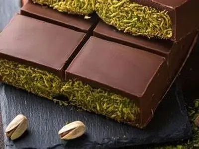 "شوكولاتة دبي" تُشعل الطلب على الفستق الإيراني وتفاقم أزمة الإمدادات العالمية