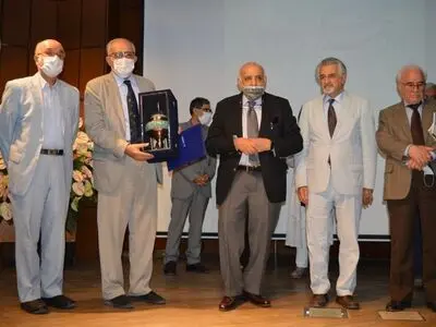عدم توجه به مردم در حرفه کاری نشان از خالی بودن دانش از انسان دوستی است/ دانشگاه اگر بزرگان خود را ارج ننهد زیر سوال می‌رود