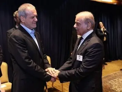 بزشكيان سيلتقي رئيس الوزراء الباكستاني في القاهرة