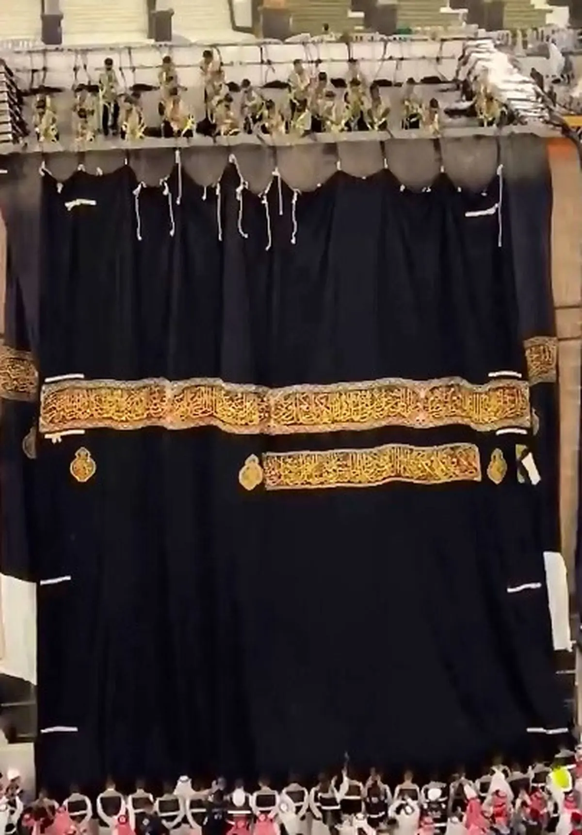 پردهٔ جدید خانهٔ خدا نصب شد + فیلم