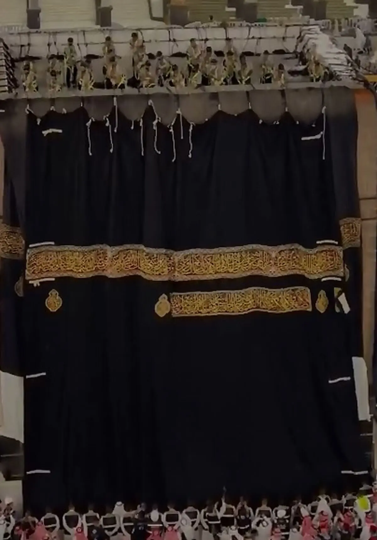 پردهٔ جدید خانهٔ خدا نصب شد + فیلم