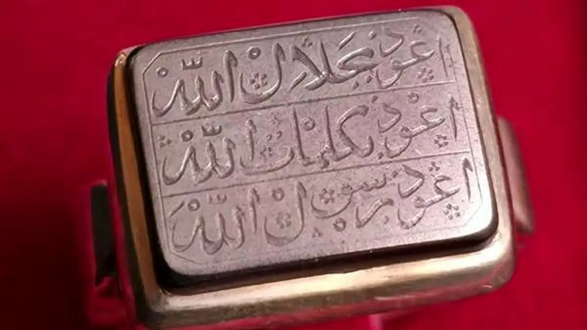 اهدای انگشتر سردار شهید حاجیزاده به سردار موسوی