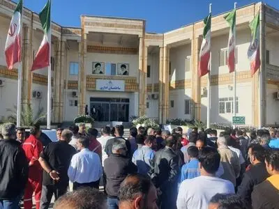 اعتراض کارگران پیمانکاری پارسیان لامرد/ با دلار ۹۰ هزار تومانی، حقوق ما دیگر کفایت نمی‌کند