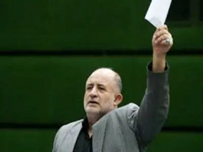 مخالف واردات خودرو از چین هستم / پژو مدل ۸۲ دارم