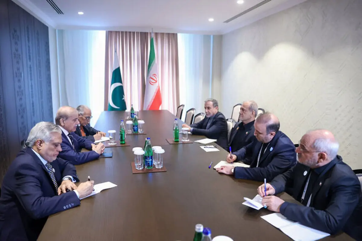 الرئیس الإيراني يلتقي رئيس الوزراء الباكستاني