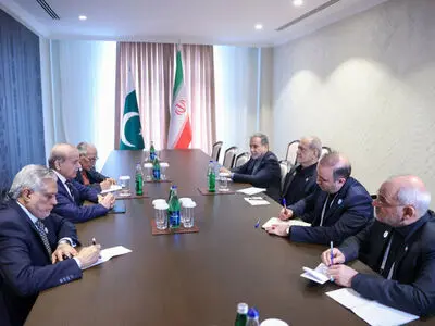 الرئیس الإيراني يلتقي رئيس الوزراء الباكستاني