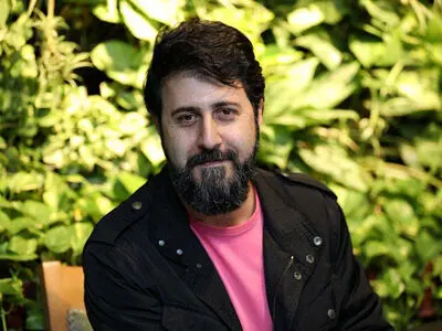 هومن حاجی عبدالهی با انتشار ویدئویی ابتلا به کرونا را تکذیب کرد