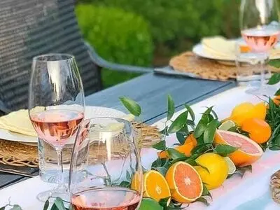 6 ایده دکور میز تابستانی برای یک شام خاطره انگیز