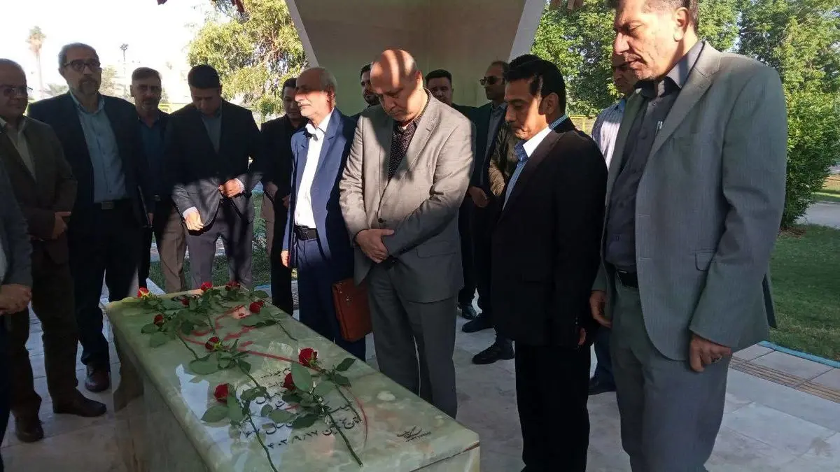 بازدید معاون وزیر ورزش از زمین چمن مصنوعی شادگان 