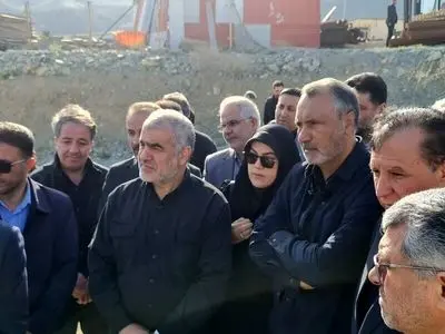 بازدید نیکزاد و اعضای کمیسیون عمران مجلس از پل آسیب‌دیده B۱ کرج
