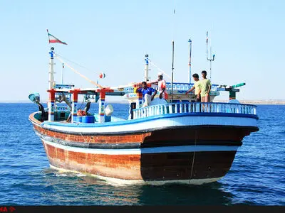 توقیف یک فروند موتورلنج حامل 25 هزار لیتر سوخت قاچاق در بوموسی