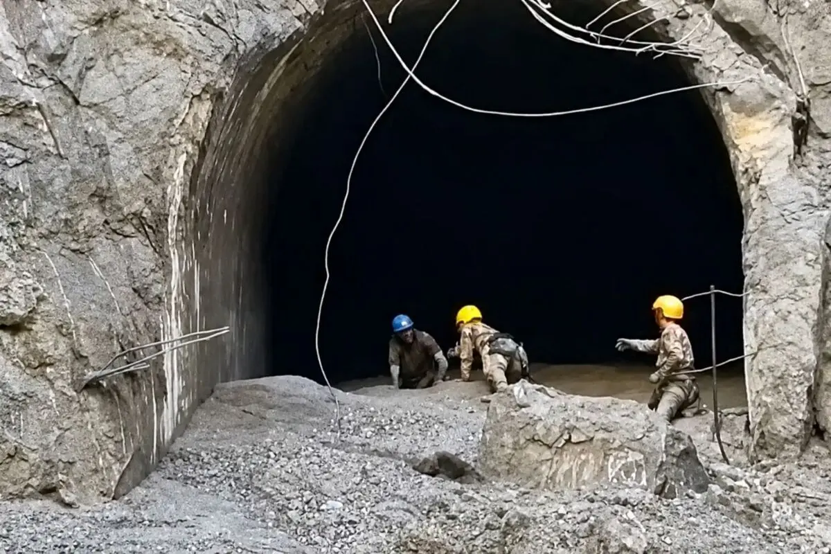 سرنوشت نامعلوم ۹۰۰ کارگر گرفتار در تونل‌های نپال/ نشانی از کارگران نیست!