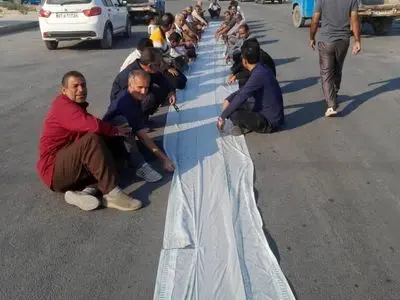 انتقاد کارگران و رانندگان بندر دیر از افزایش مالیات/ کاملاً بیکار شده‌ایم!