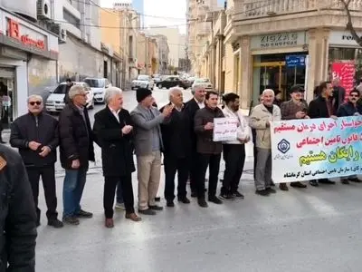تجمع بازنشستگان کرمانشاه مقابل صندوق بازنشستگی کشوری