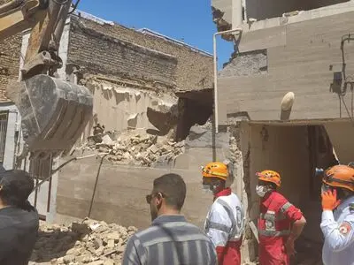 اتمام عملیات آواربرداری حادثه انفجار ساختمان خیابان جهانگیری شهر اراک / پیکر یک مرد 45 از زیر آوار بیرون کشیده شد