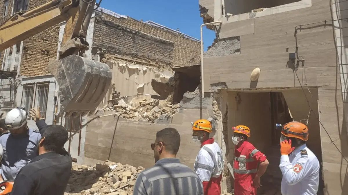 اتمام عملیات آواربرداری حادثه انفجار ساختمان خیابان جهانگیری شهر اراک / پیکر یک مرد 45 از زیر آوار بیرون کشیده شد
