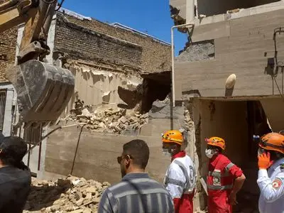 اتمام عملیات آواربرداری حادثه انفجار ساختمان خیابان جهانگیری شهر اراک / پیکر یک مرد 45 از زیر آوار بیرون کشیده شد