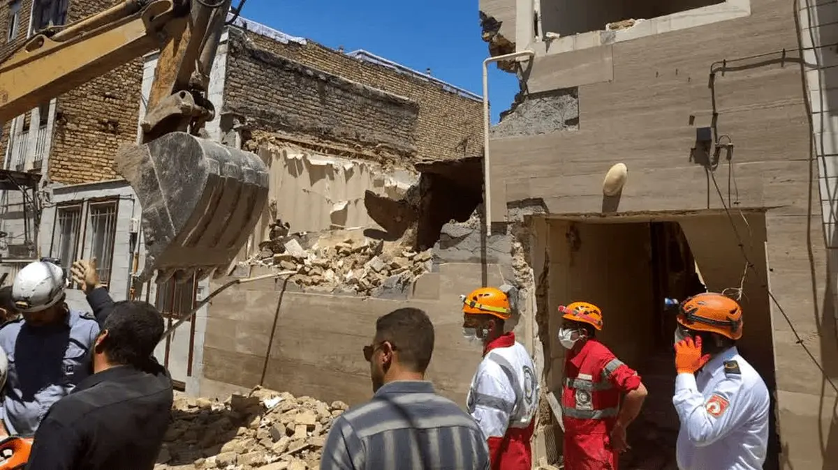 اتمام عملیات آواربرداری حادثه انفجار ساختمان خیابان جهانگیری شهر اراک / پیکر یک مرد 45 از زیر آوار بیرون کشیده شد