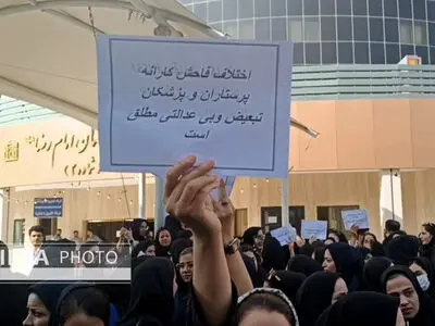 چرا پرستاران در استان‌های مختلف دست از کار کشیدند؟/ حقوق ۲۰۰ دلاری پول کرایه ماشینِ ما هم نیست!