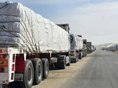 صف کشیدن صدها کامیون حامل کمک های امدادی در رفح+فیلم