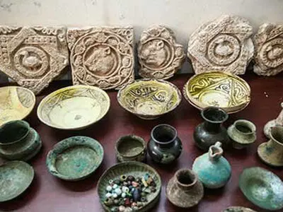 کشف ۷۴ قلم شی عتیقه در نهاوند