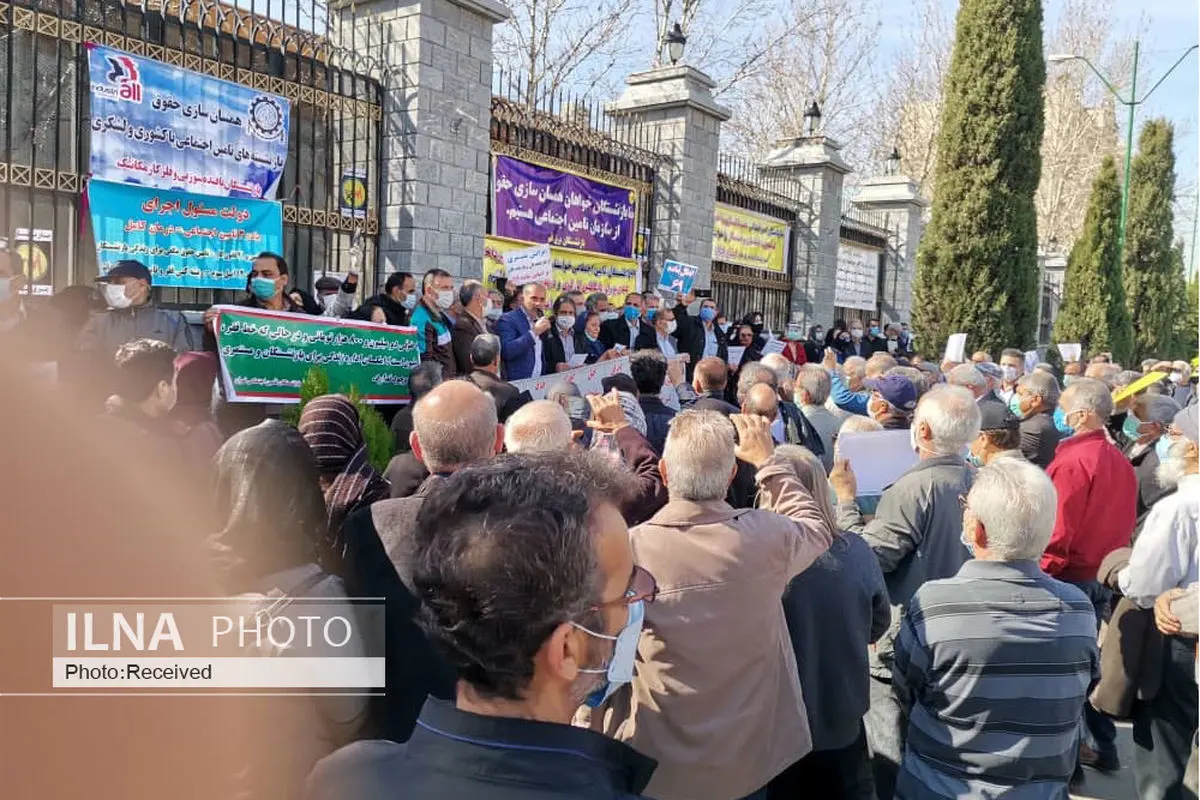 قطعنامه پایانی تجمع بازنشستگان کارگری/ نرخ ۱۱۵۰۰ تومان دلار را هم نمیپذیریم/ تبعیض را از میان بردارید