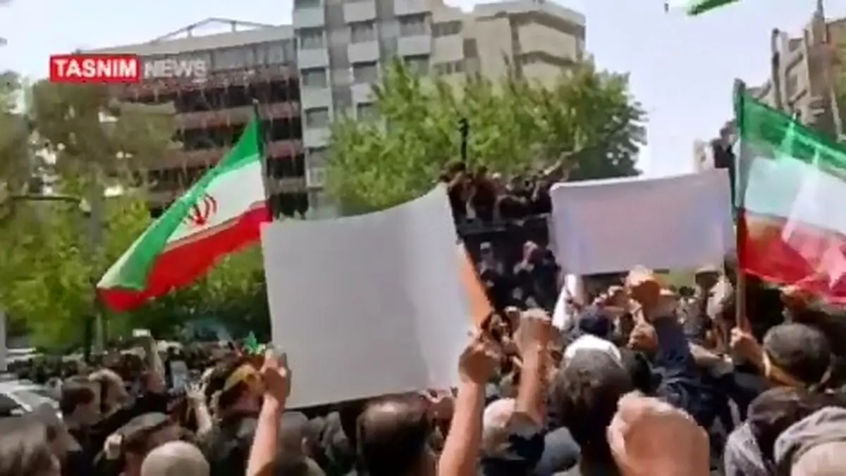 حرکت دسته عزاداران مسجد دانشگاه تهران به سمت خیابان فلسطین برای تجدید پیمان با رهبر معظم انقلاب + فیلم