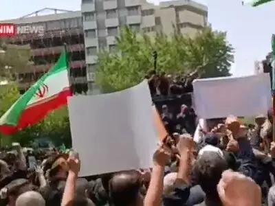 حرکت دسته عزاداران مسجد دانشگاه تهران به سمت خیابان فلسطین برای تجدید پیمان با رهبر معظم انقلاب + فیلم