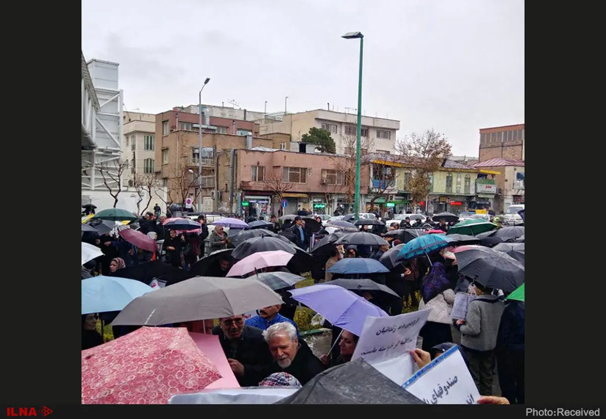 تجمع بازنشستگان کشوری مقابل مجلس/چرا فقط دو هزار میلیارد تومان برای همسان‌سازی؟!