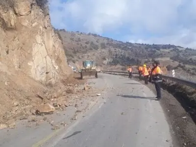 حذف 10 نقطه پرحادثه در خلخال / انتقال سنگ‌های لرزان حاشیه جاده