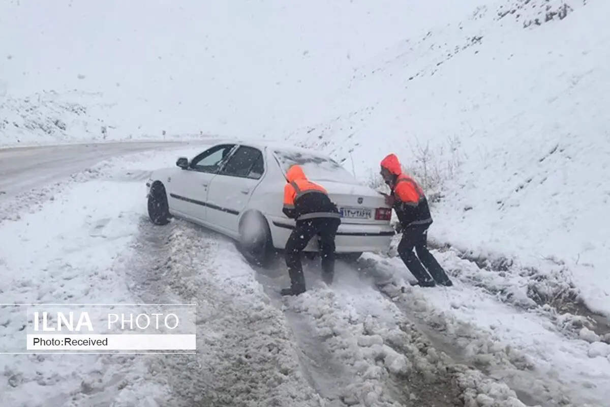 نجات 4 سرنشین خودروی گرفتار در برف با تلاش راهداران قزوینی