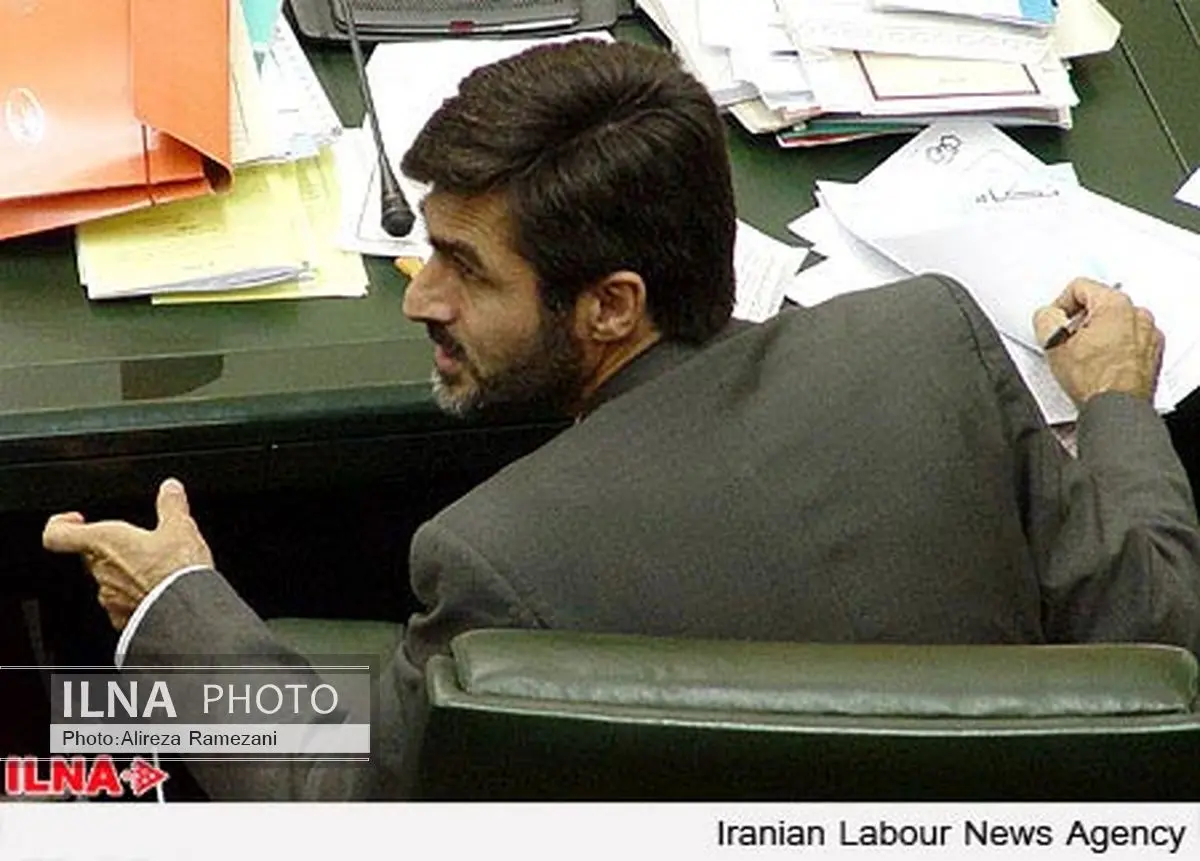 یادداشت کوچکزاده هنگام سخنرانی ظریف +عکس