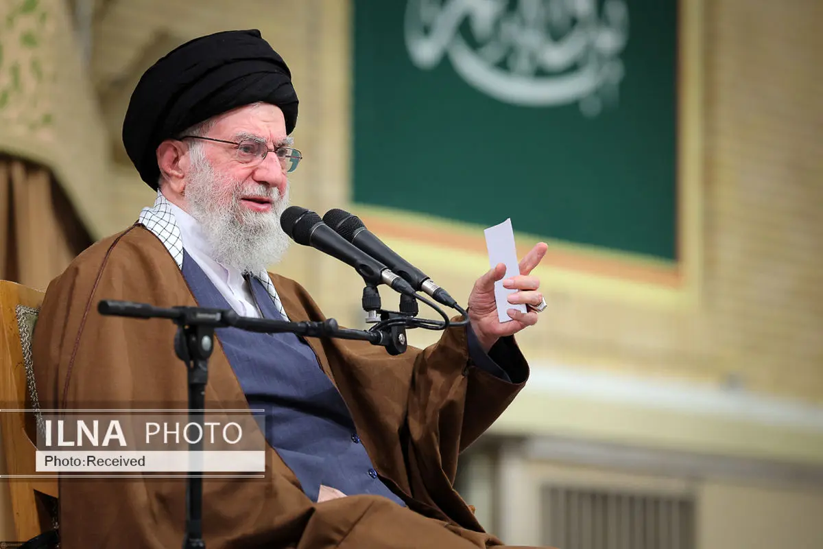 قائد الثورة: الخلاف بين الجمهورية الإسلامية و الولايات المتحدة ليس تكتيكياً بل جوهري