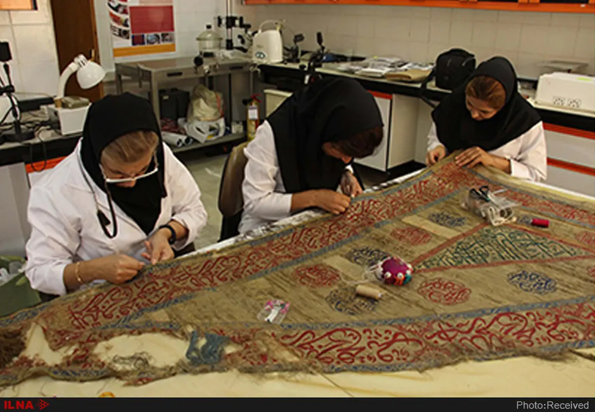 پرچم زربفت مسجد اونچی میدان اردبیل مرمت شد