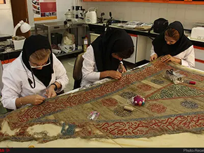 پرچم زربفت مسجد اونچی میدان اردبیل مرمت شد