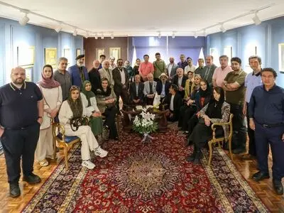 نخستین نمایشگاه پژوهشی «در آغوش هنر» افتتاح شد/رقص چلیپاها و سیاه مشق‌های امیرهوشنگ عاملی