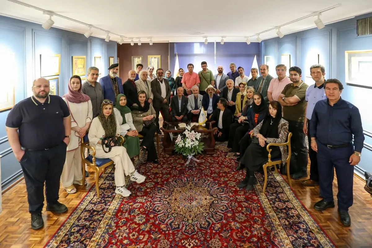نخستین نمایشگاه پژوهشی «در آغوش هنر» افتتاح شد/رقص چلیپاها و سیاه مشقهای امیرهوشنگ عاملی