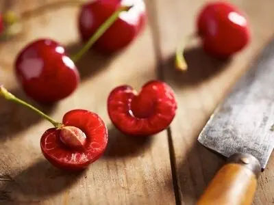 ۱۰ روش‌ هسته گیری آلبالو و گیلاس آسان و بدون دستگاه